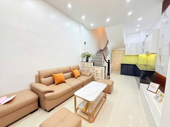 Nhà riêng Lạc Long Quân, Tây Hồ 32m² giá 8.75 tỷ - Sổ đỏ chính chủ