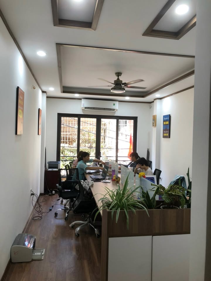 Văn phòng cho thuê ngõ 157 Tân Mai, Hoàng Mai - Giá chỉ 5.7 triệu/tháng, sẵn nội thất đầy đủ!