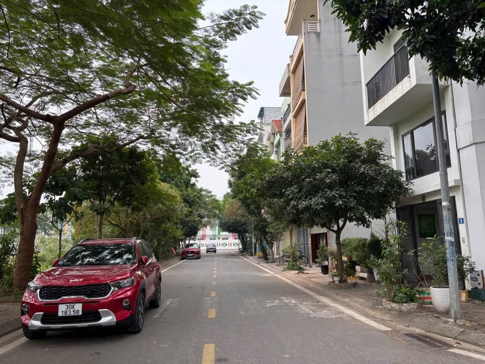 Đất Phân Lô Giang Biên 40m² giá 10.5 tỷ - Gần Trường Chu Văn An, Sổ đỏ chính chủ!