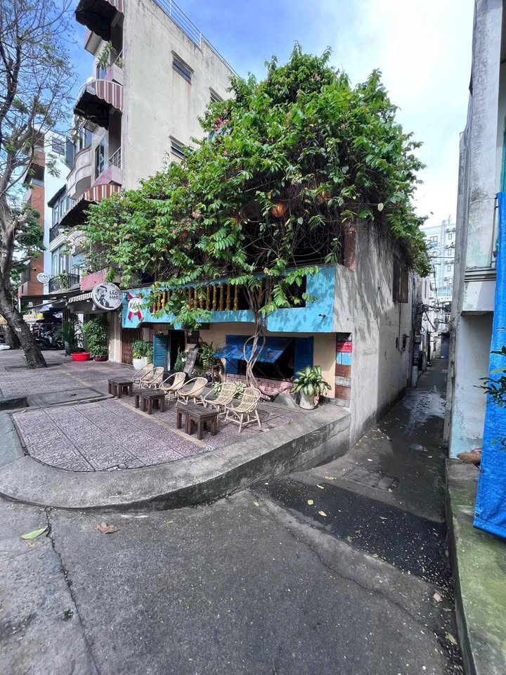 Nhà bán góc 212 Nguyễn Văn Nguyễn, Quận 1, 30m² giá 5.2 tỷ - Thiết kế thoáng đãng, tiện ích đầy đủ!