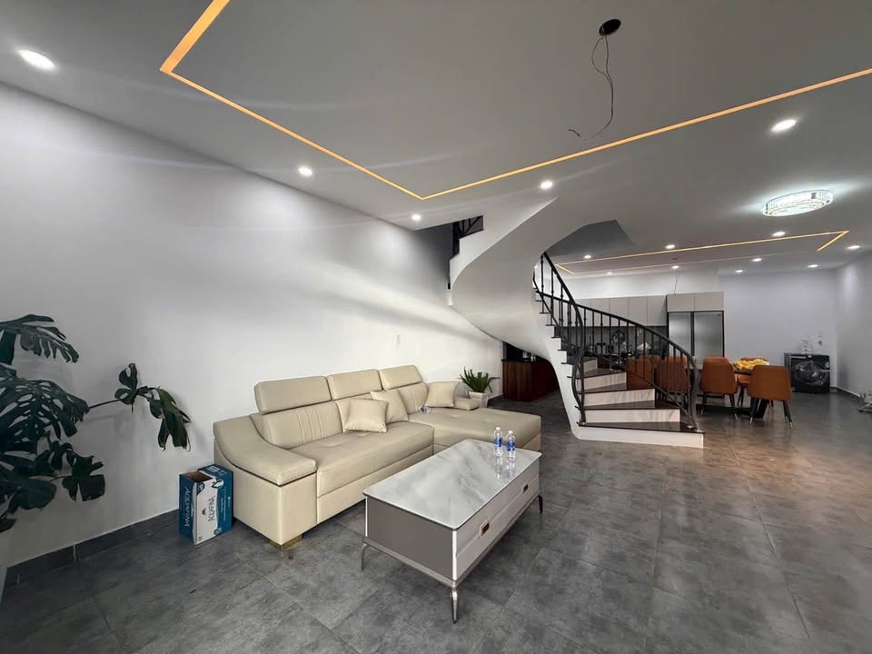 Nhà mới Đà Lạt 100m² giá 3.6 tỷ - Pháp lý rõ ràng, tiện nghi đầy đủ!