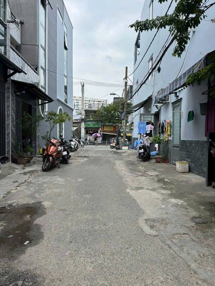 Nhà hẻm Kênh Tân Hóa, Tân Phú 42m² giá 4.55 tỷ - Vị trí thuận lợi, an ninh tốt!