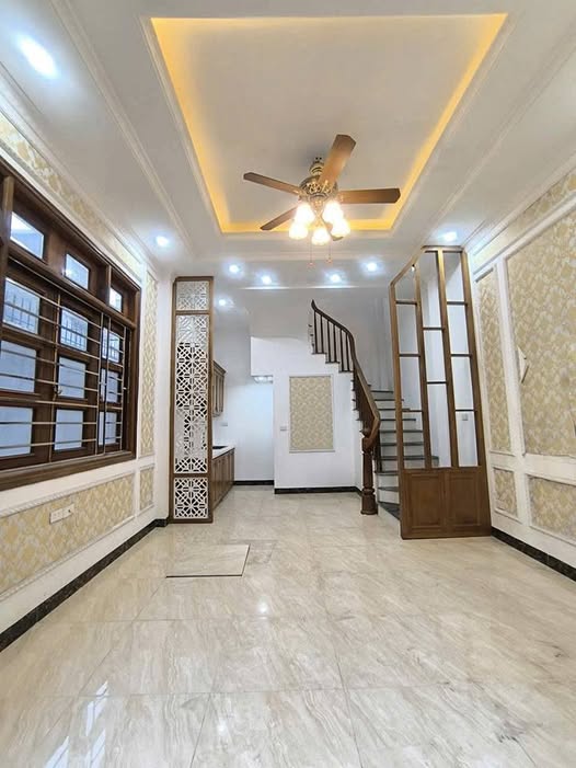 Nhà Thạch Bàn 33m² giá 6 tỷ - Lô góc, ngõ thông, gần trường học!