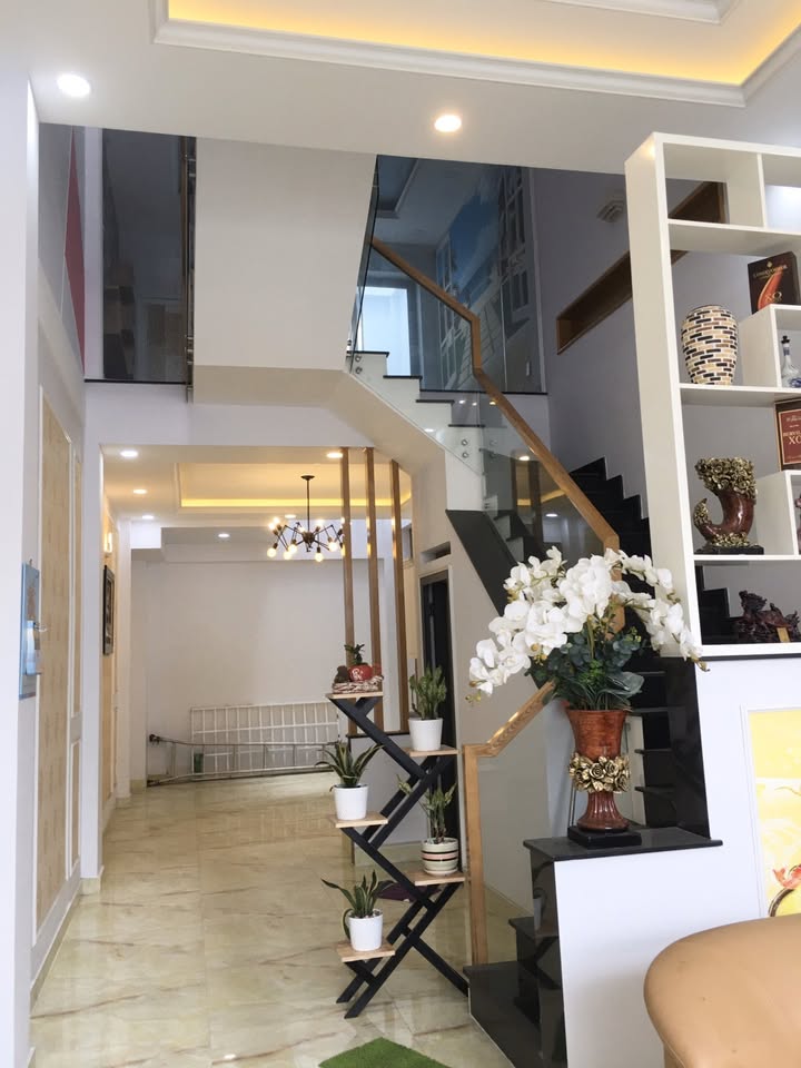 Nhà 3 Tầng Hẻm 8m Hòa Bình, Quận 11 - Giá 8.1 Tỷ, An Ninh Tốt!