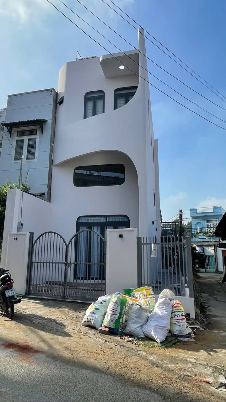 Nhà phố Thủ Đức 52m² giá 4.6 tỷ - Thiết kế hiện đại, gần chợ và trường học!