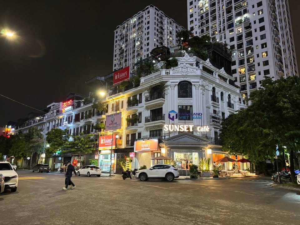 Nhà mặt phố Ái Mộ 161m² giá thỏa thuận - Thiết kế sang trọng, vị trí đắc địa!