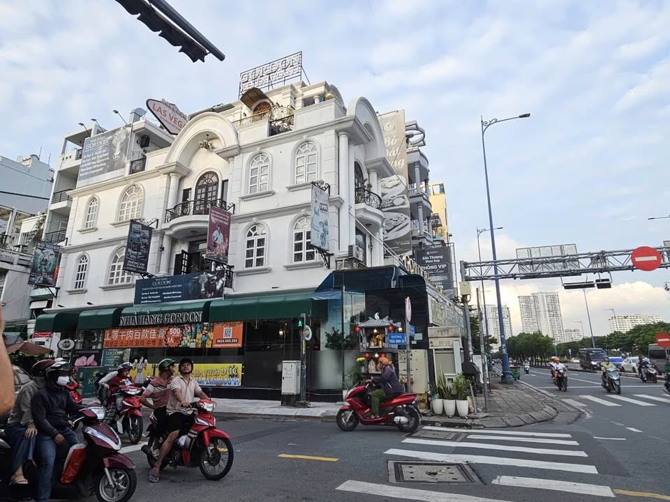 Nhà góc 2 mặt tiền Võ Văn Kiệt, Q.1 - 300m² - Cho thuê giá tốt!