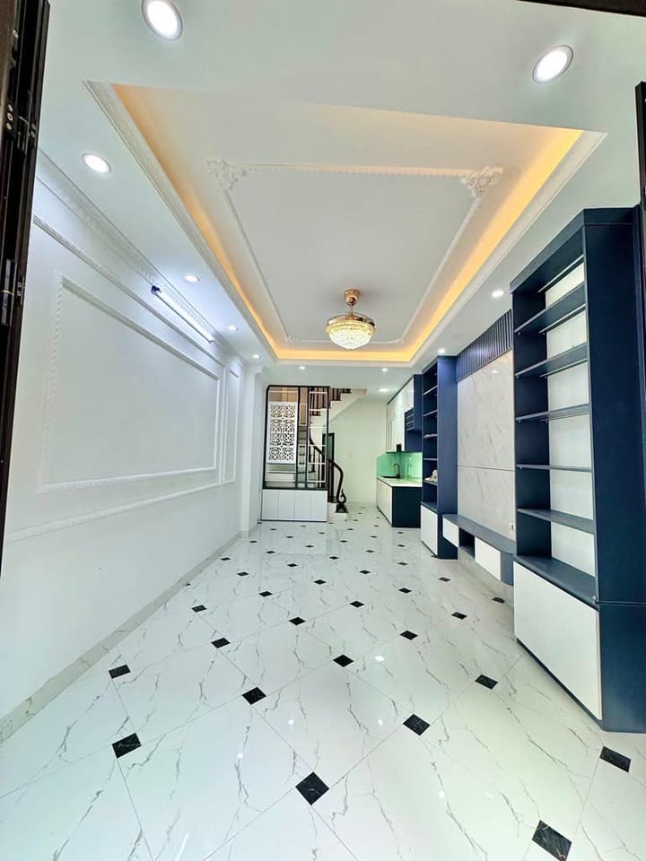 Nhà 5 tầng Tam Trinh - Yên Sở 30m² giá 3.x tỷ - Ô tô đỗ cổng, tiện ích đầy đủ!