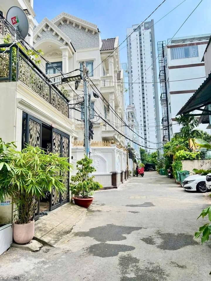 Nhà đẹp Lê Thị Chợ, Phú Thuận, Q7 – 65m² giá 9 tỷ - Đậu ô tô trong nhà!