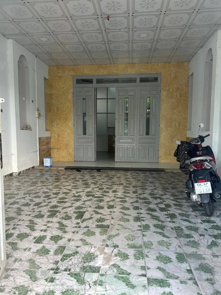 Nhà bán chính chủ tại Dĩ An 102.2m² giá 6.1 tỷ - Hướng Bắc, tiện ích đầy đủ!