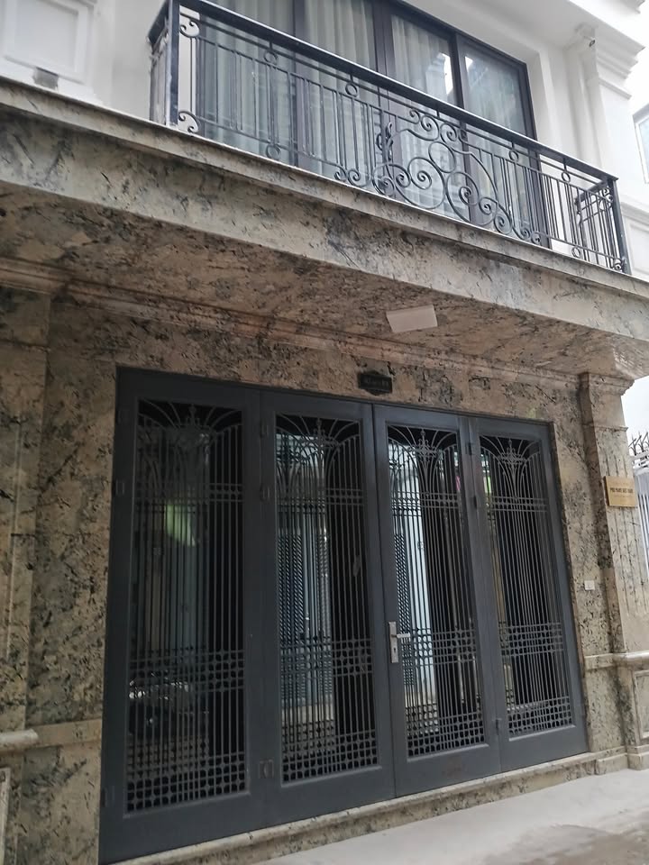 Nhà đẹp phố Minh Khai, 42m² giá 9.2 tỷ - Tiện nghi đầy đủ!