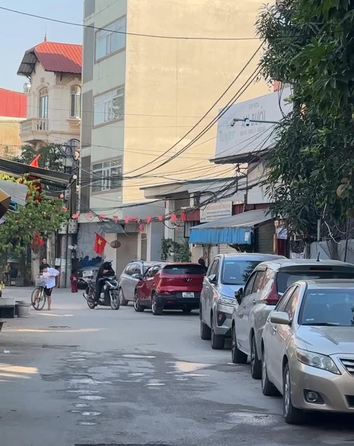 Nhà Lạc Long Quân, Tây Hồ 66m² - Ô tô 10m, Sổ đỏ chính chủ, Giá 16.7 tỷ!