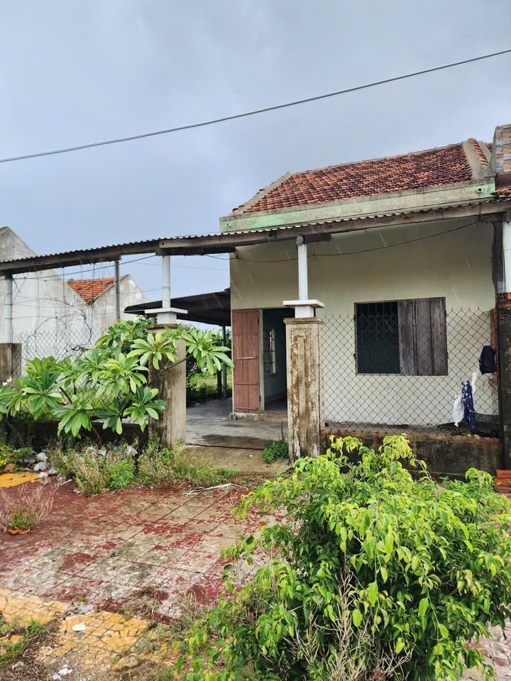 Nhà TDC Phú Lạc Ven Biển 200m² giá 2.2 tỷ - Vị trí đắc địa gần chợ và trường học!