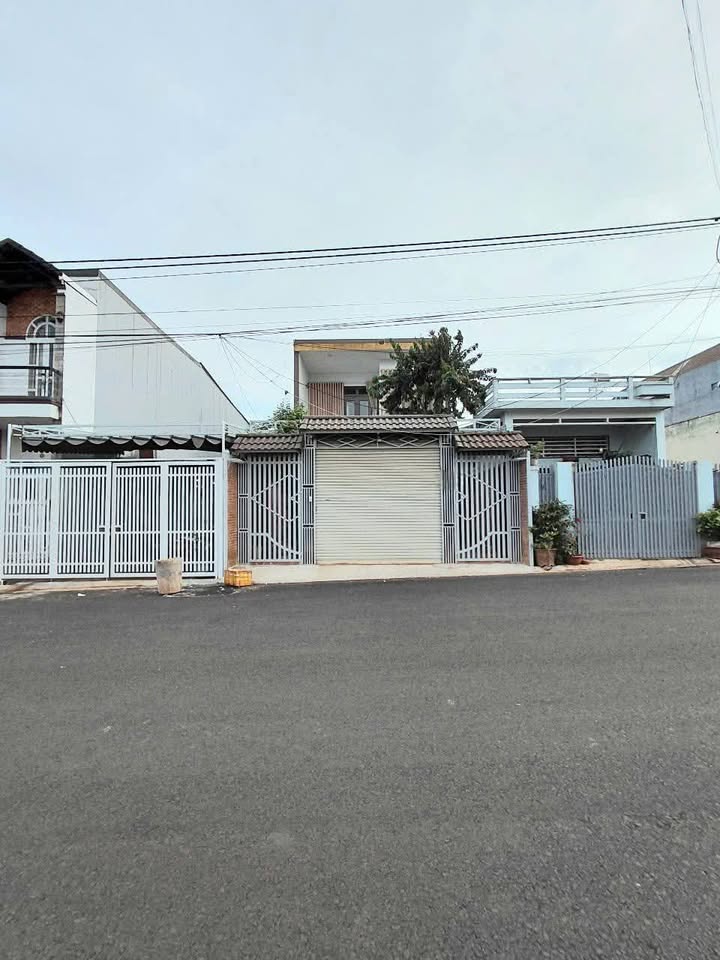 Nhà cho thuê mặt tiền Đỗ Nhuận, P. Tân Lợi, 210m² chỉ 10 triệu/tháng - Tiện nghi đầy đủ!