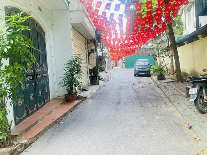 Nhà riêng Hoàng Mai 187m² giá 41.8 tỷ - Ô tô vào nhà, tiện kinh doanh!