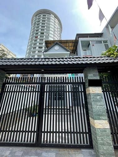 Nhà Phố Sân Vườn 1387 Huỳnh Tấn Phát 450m² giá 14.9 tỷ - Tiện nghi đẳng cấp!