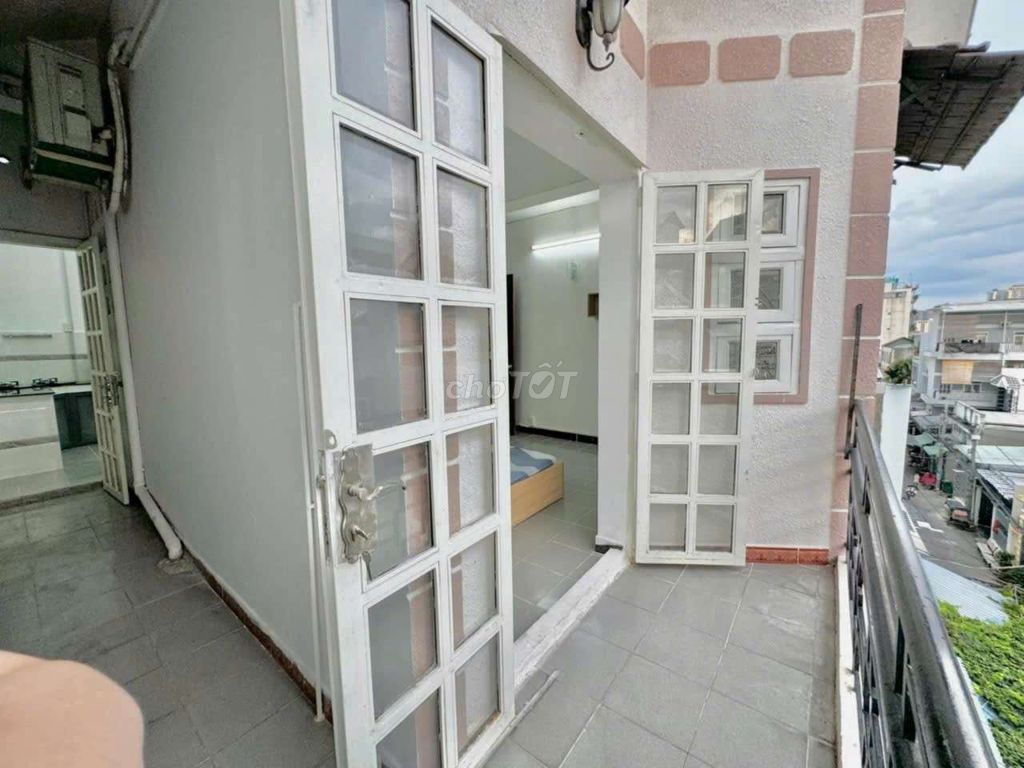 Phòng cho thuê 45m² tại Quận 7 - Ban công lớn, gần Gym và Spa