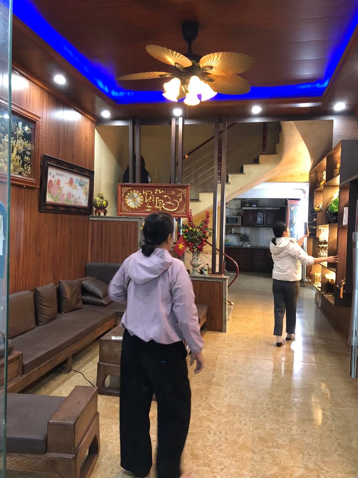 Nhà 2 tầng mặt đường Bờ Đê, An Dương 200m² - Nội thất gỗ sang trọng, giá thương lượng!