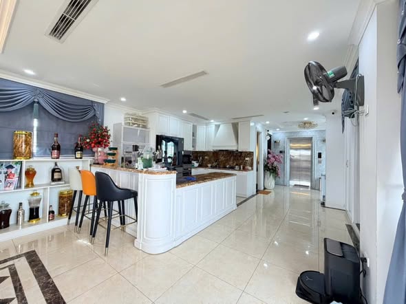 Bán toà văn phòng Mặt phố Hoàng Quốc Việt, Cầu Giấy 100m² giá 60 tỷ - Vị trí đắc địa, giao thông thuận lợi!