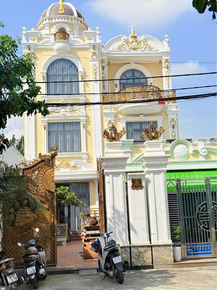 Biệt thự Dĩ An 285m² giá 13.5 tỷ - Vị trí trung tâm thuận lợi!