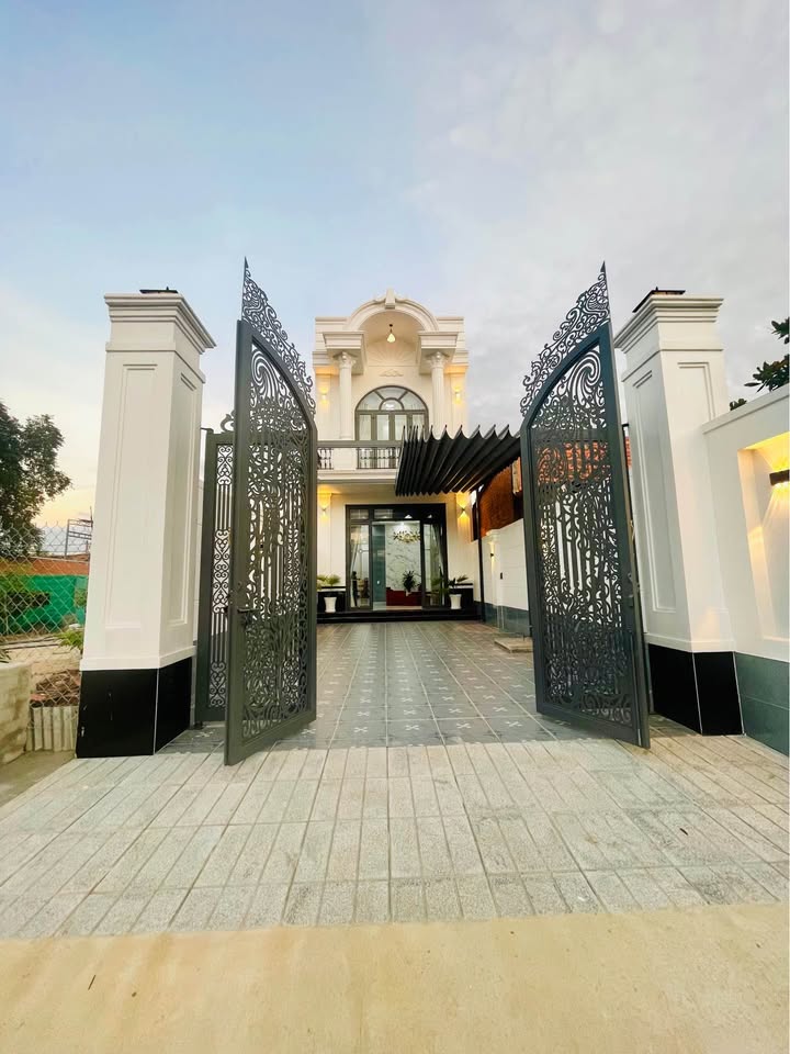 Nhà Lầu Tân Cổ Điển 150m² tại Khu Phố Hiệp Thạnh, Tây Ninh - Giá Chỉ 2.98 Tỷ!