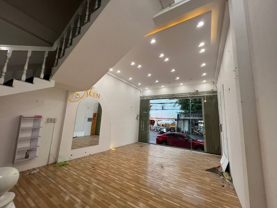 Nhà mặt tiền đường Nguyễn Tự Tân, Quảng Ngãi 62m² giá 6.09 tỷ - Vị trí đắc địa, kinh doanh thuận lợi!