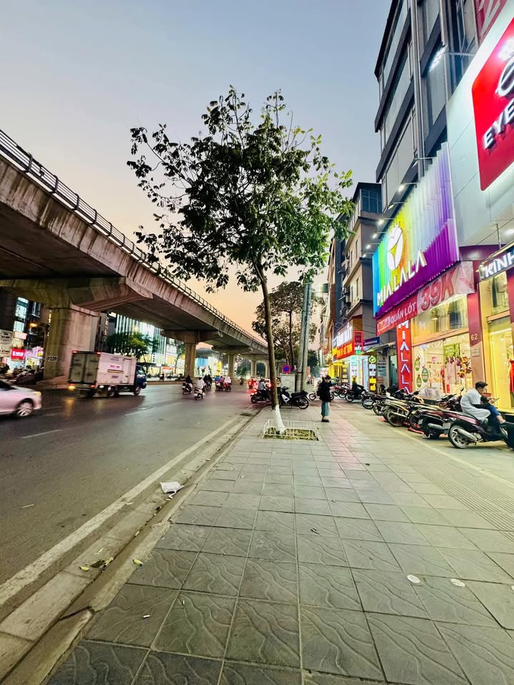 Nhà mặt phố Hồ Tùng Mậu, Nam Từ Liêm 66.5m² giá 24.5 tỷ - Đầu tư sinh lời ngay!