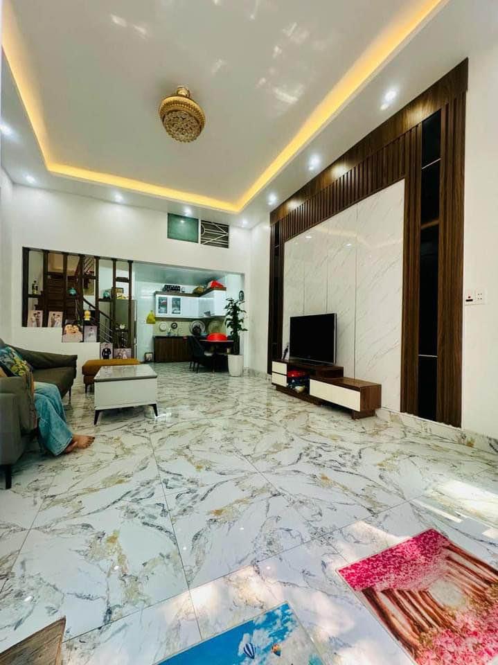 Nhà phố 193 Hồ Sen 45m² giá 2.45 tỷ - Sổ đỏ chính chủ, gần chợ tiện ích!