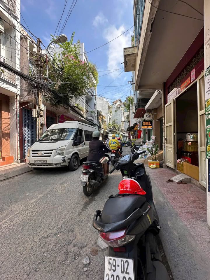 Nhà phố mặt tiền Lạc Long Quân, Quận 11 - 3PN, 3WC chỉ 7.85 tỷ