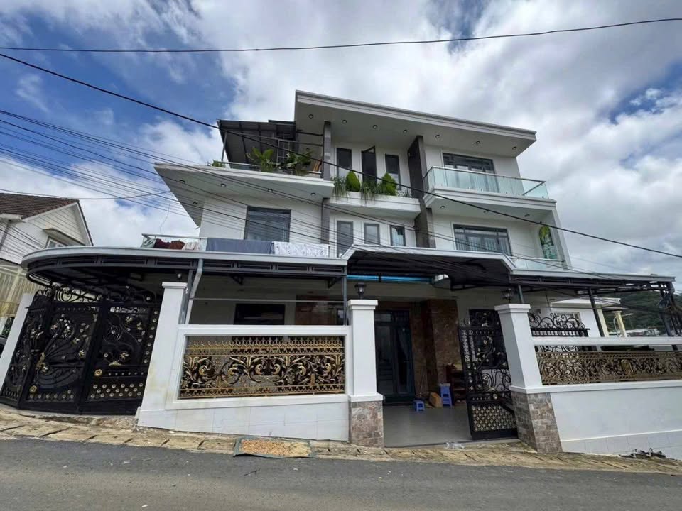 Villa mới hoàn thiện Đà Lạt 195m² giá 10.8 tỷ - Sẵn sàng vào ở!