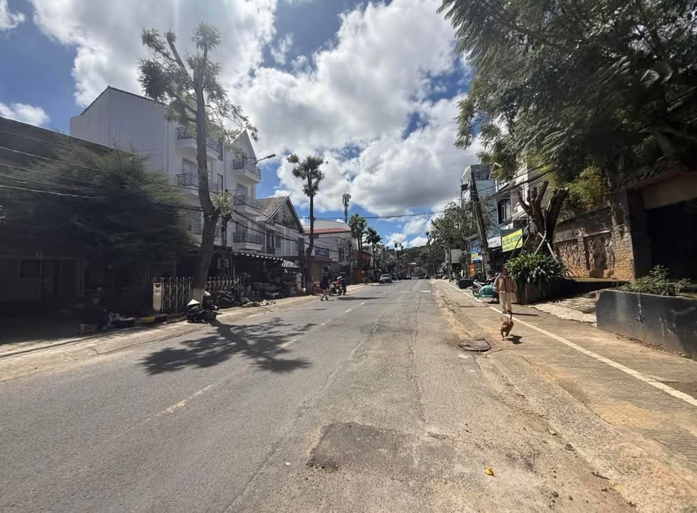 Nhà mặt tiền Yersin, P.10 Đà Lạt 141m² giá 20 tỷ - Vị trí đắc địa gần chợ và trường học!