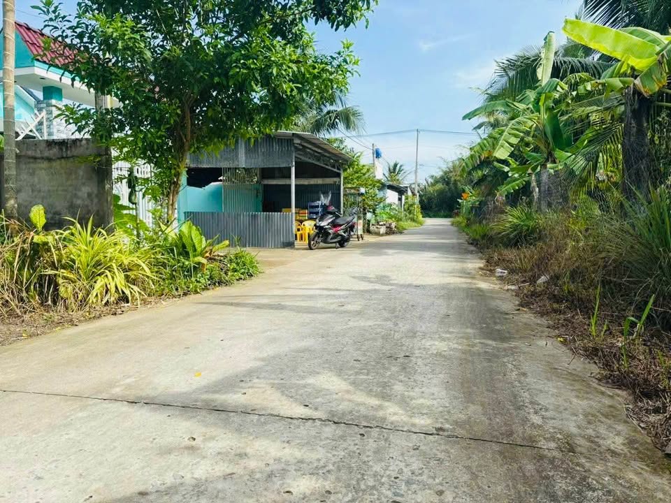 Nhà mặt tiền hẻm 10x30m Phú Tân, Bến Tre - Kinh doanh nhỏ, chỉ 2.35 tỷ!