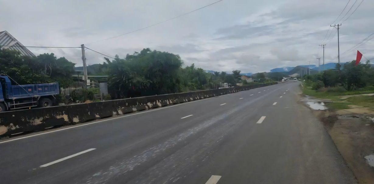 Đất thổ cư 135m² mặt tiền Quốc lộ 1 - Giá chỉ 1.65 tỷ, kinh doanh thuận lợi!