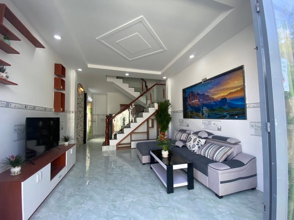 Nhà phố Hương Lộ 11, Bình Chánh 64m² giá 1.2 tỷ - Thiết kế hiện đại, sổ hồng riêng!