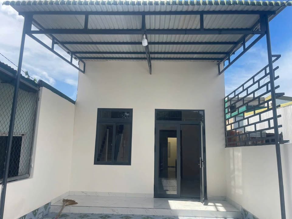 Nhà bán gấp tại Buôn Ma Thuột 98m² giá 1 tỷ - Hẻm ô tô 5m tiện lợi!