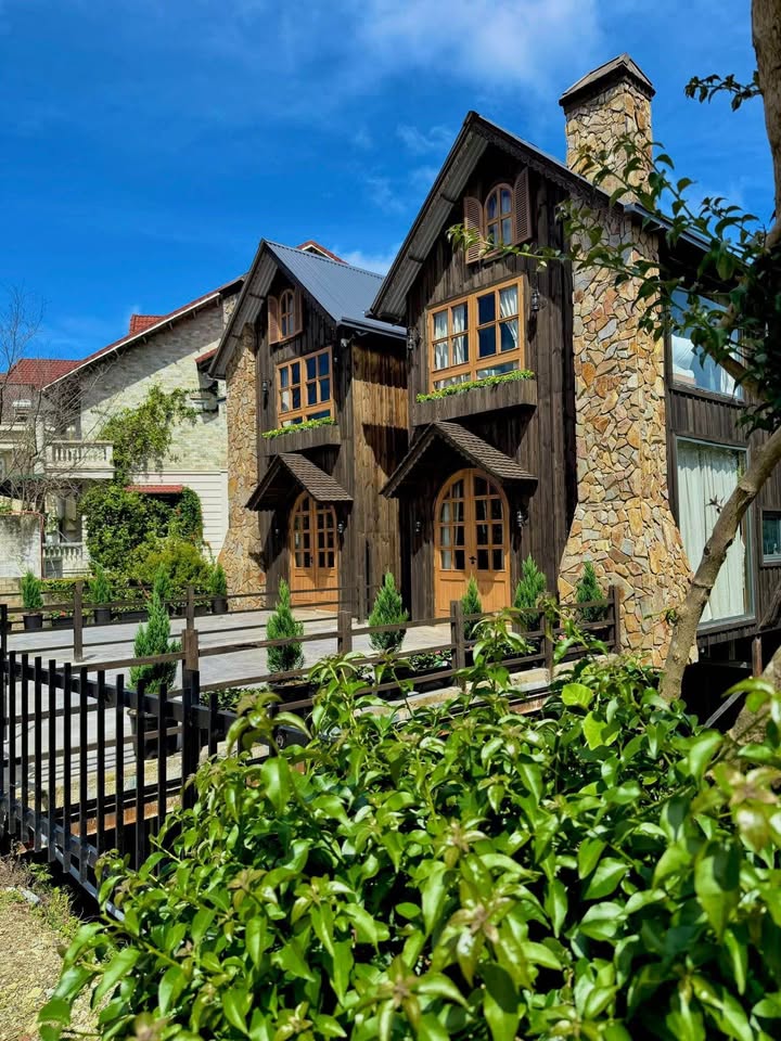 Homestay Gỗ Hoàng Hoa Thám Đà Lạt - 6 Phòng Ngủ, Giá Thỏa Thuận - Khu Vực Trung Tâm