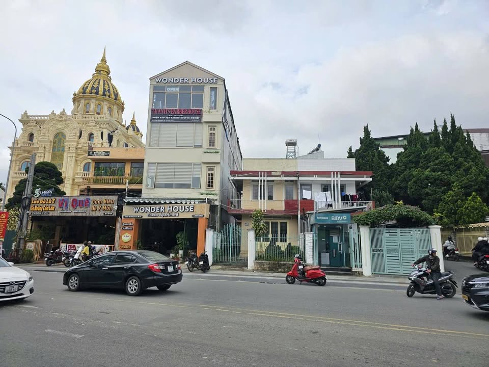 Cho thuê FrontHouse Đinh Tiên Hoàng 200m² giá 30 triệu - Vị trí đắc địa đối diện sân golf!