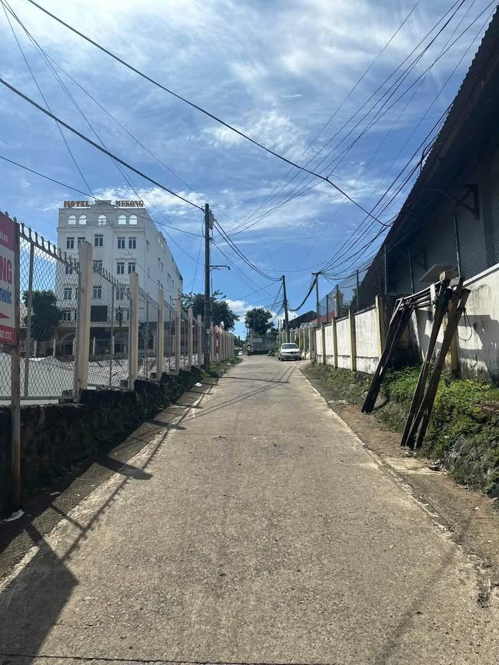 Bán đất tặng nhà cấp 4 hẻm 114 Lê Duẩn 162m² giá 1.85 tỷ - Gần khách sạn MeKong!