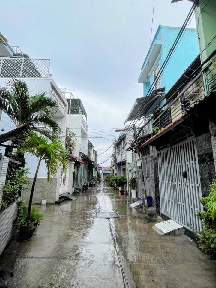 Nhà riêng 2 tầng Lê Văn Quới 56m² giá 3 tỷ - Hẻm ô tô, khu vực sầm uất!