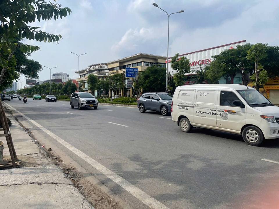 Bán nhà mặt đường Phạm Văn Đồng, 180m², giá chỉ 15.5 tỷ - Kinh doanh sầm uất!