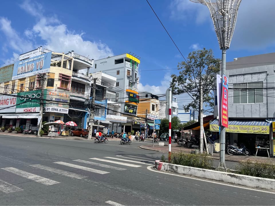 Nhà 2 mặt tiền Nguyễn Trãi & Ngô Quyền, P.2, Cà Mau - Đầu tư sinh lời 40 triệu/tháng!