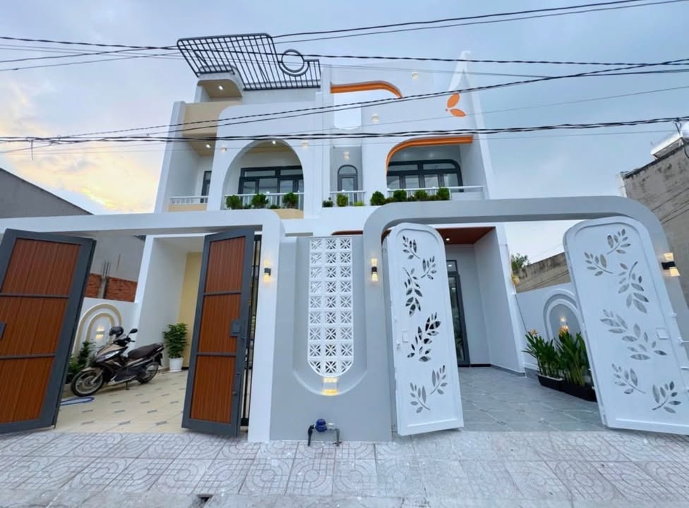 Nhà phố mới hoàn thiện tại xã Phước Hậu, 100m² giá 2.68 tỷ - Gần chợ và KCN!