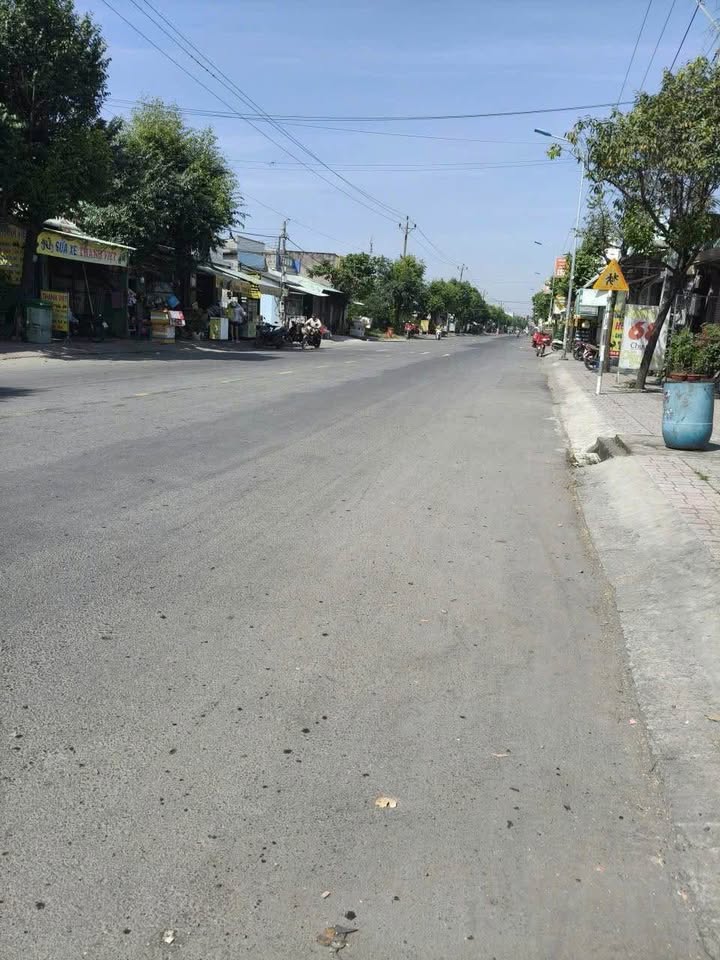 Nhà mặt tiền đường Nguyễn Văn Tuôi Bến Lức 140m² giá 4.6 tỷ - Cơ hội kinh doanh tuyệt vời!