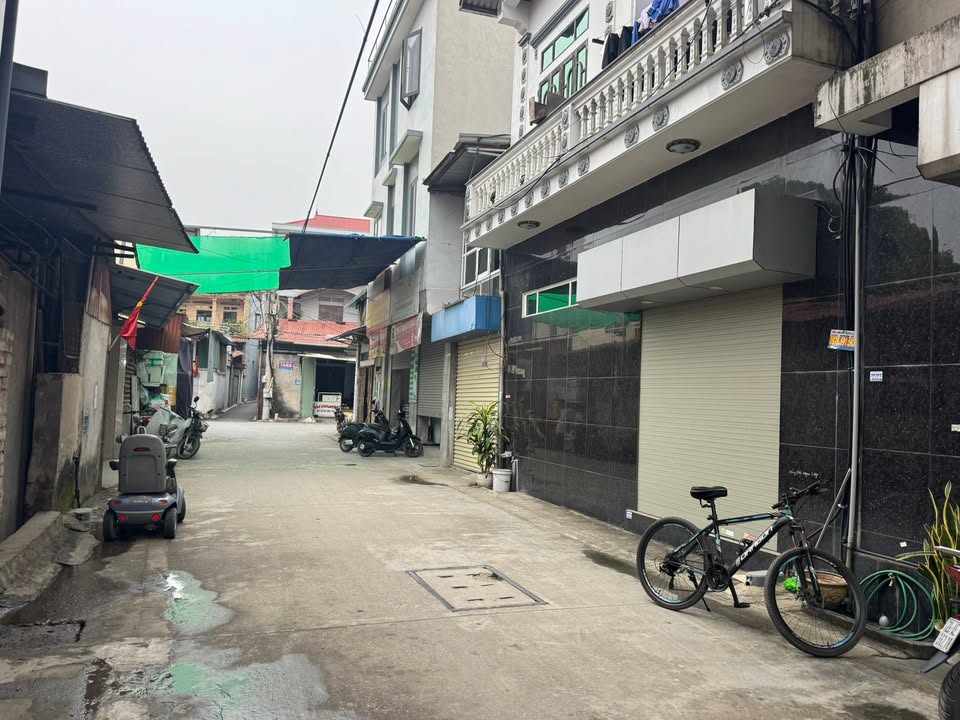 Nhà 2 tầng mặt tiền kinh doanh tại ngã tư Chợ Lỗ Khê, Đông Anh - Giá 5 tỷ, sẵn sàng hoạt động!