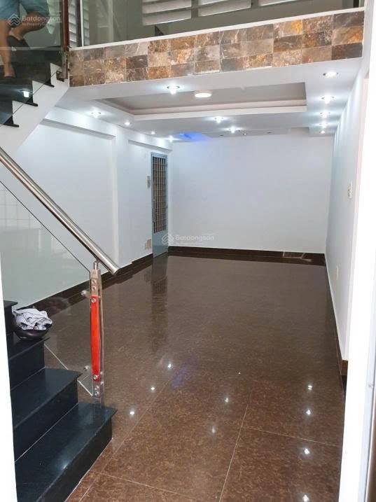 Căn hộ chung cư 675 Nguyễn Kiệm 82m² giá 5 tỷ - Căn góc thoáng mát, sân vườn riêng!