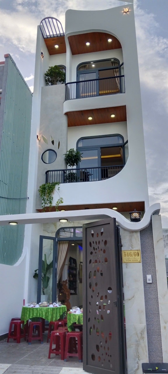 Nhà 3 tầng mặt tiền đường Tôn Đản, 72m² giá 5 tỷ - Sân ô tô vào tận nơi!