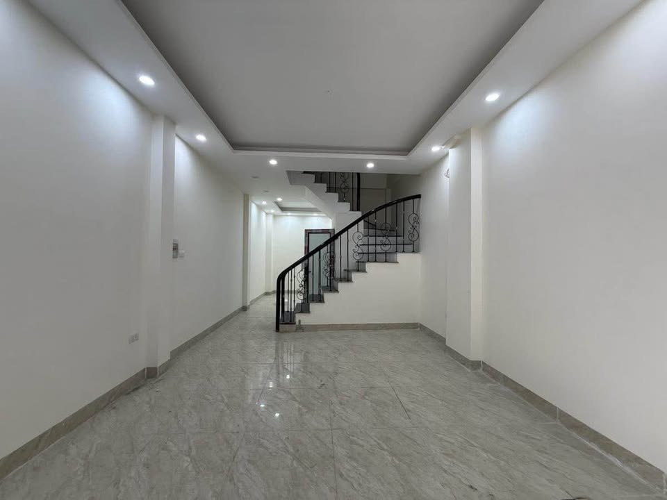 Nhà Ngõ 245 Định Công 36m² giá 9 tỷ - Sổ đỏ vuông vắn, gần ô tô!
