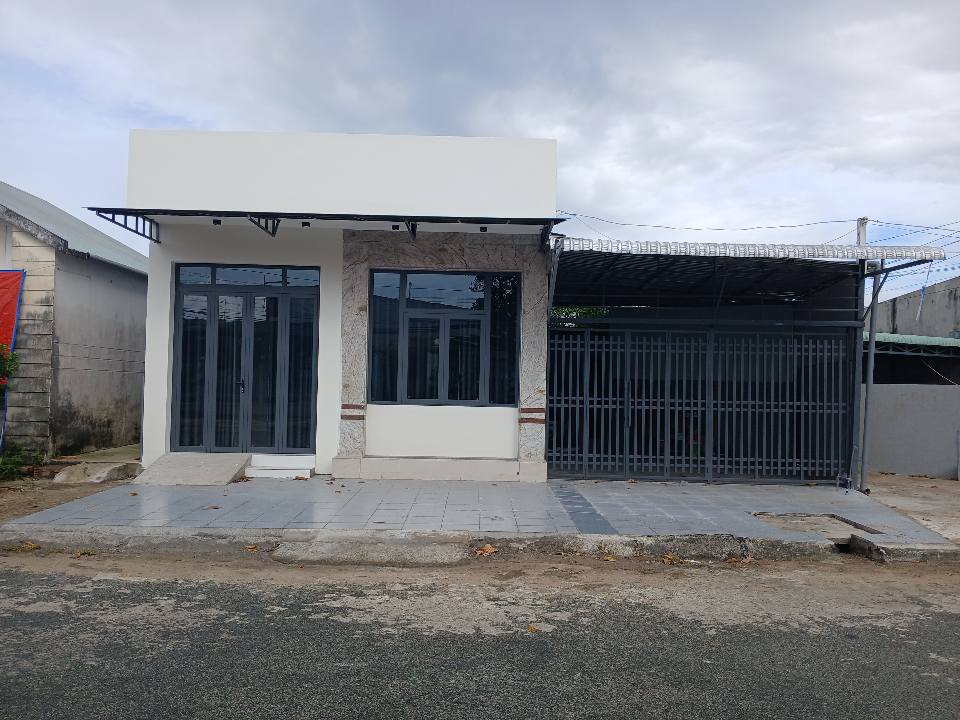 Nhà đẹp KDC Phú Thuận, Tân Dương 126m² giá 2 tỷ - Sang trọng, đầy đủ nội thất!