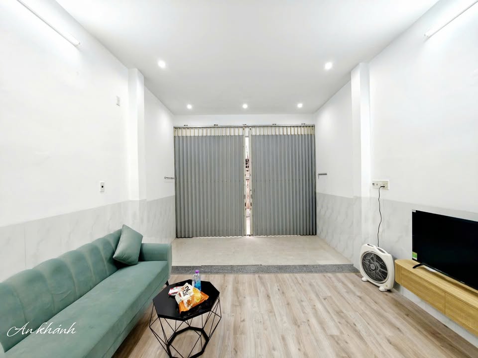 Bán nhà 3 tầng 1 tum hẻm xe ba gác đường 2/4, Nha Trang, giá 4.5 tỷ - Sổ hồng chính chủ!