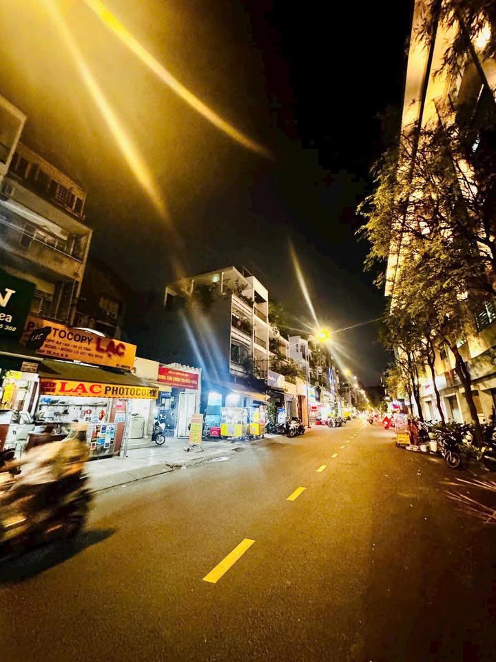 FrontHouse Đào Duy Từ Quận 10 111.4m² giá 35 tỷ - Nhà mới, có thang máy!